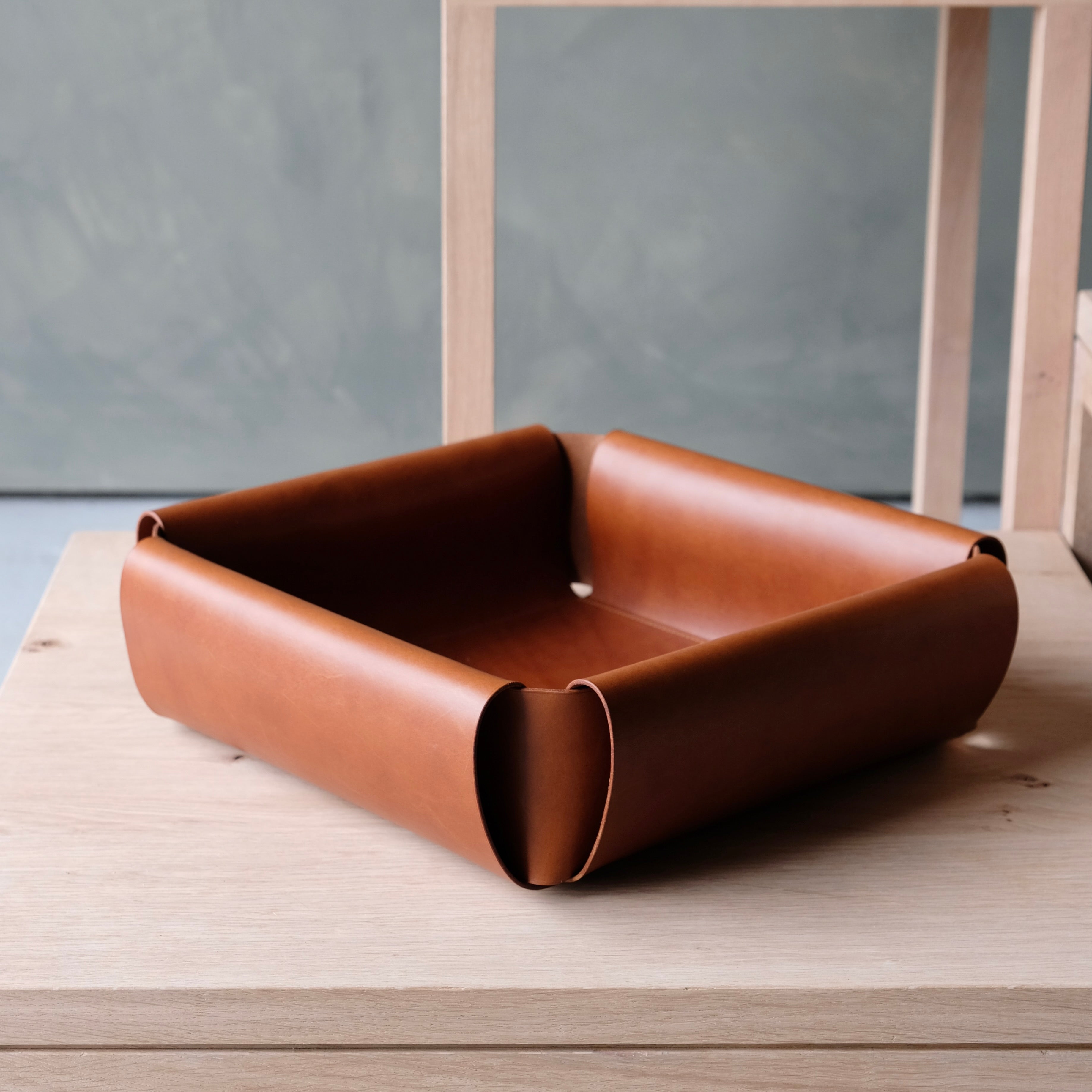 Medium Assembly Tray